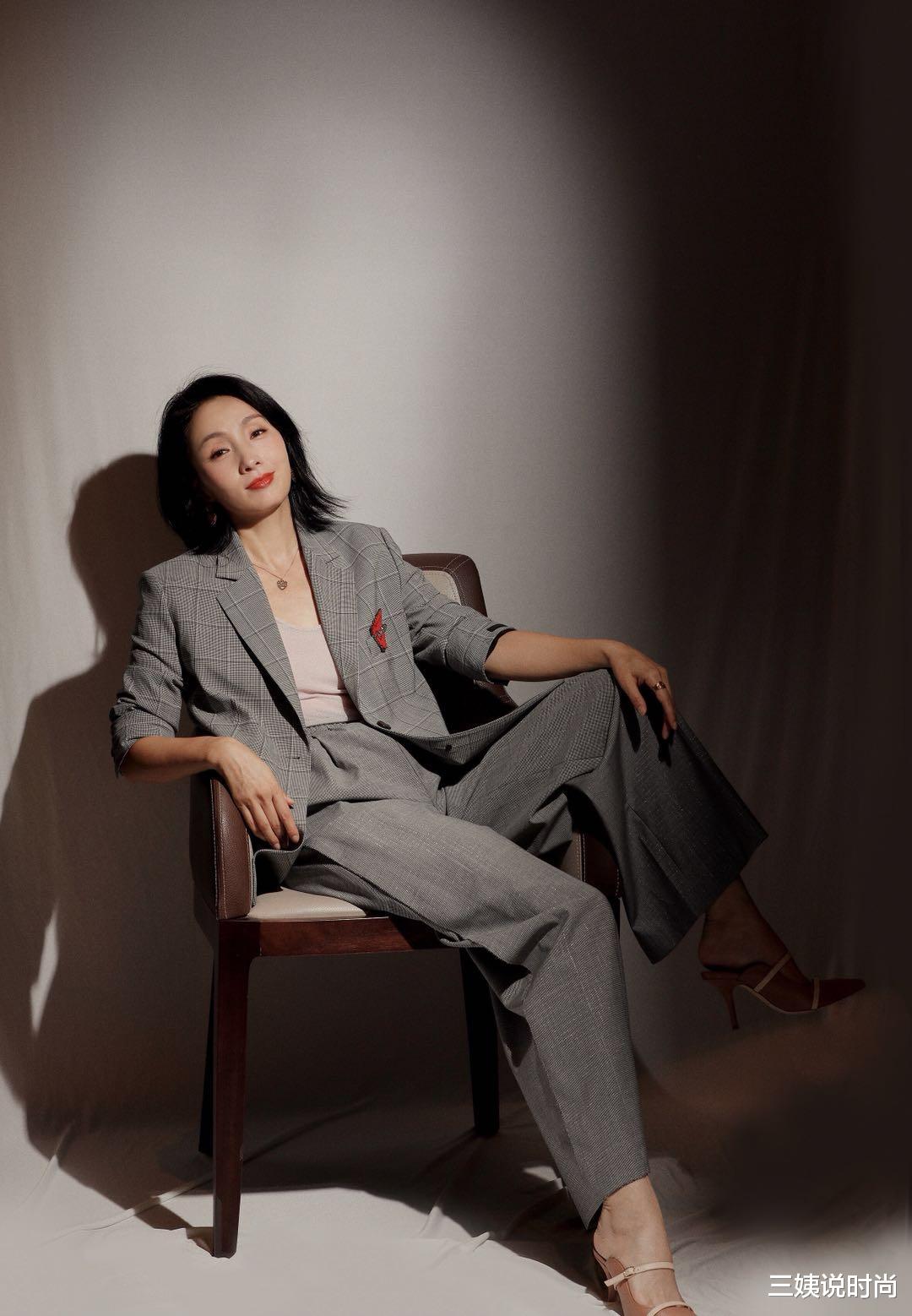 西装|陶虹穿格子西装美得跟朵花似的,尤其是发型,忒减龄