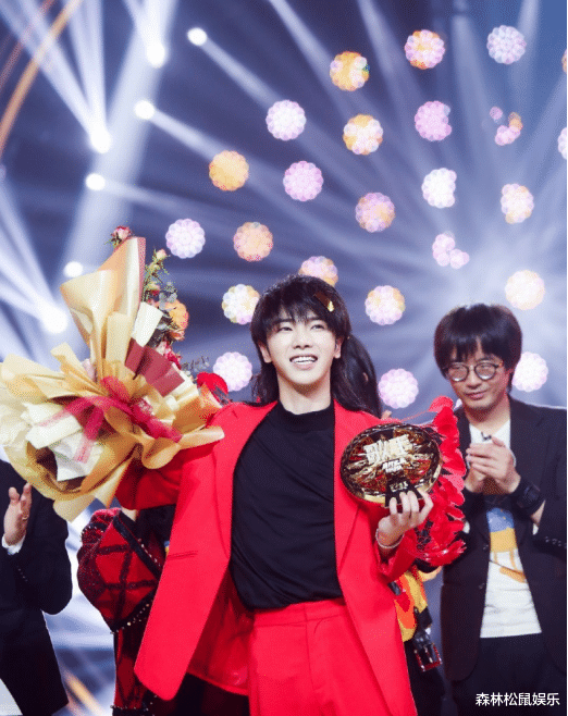 音乐节■华晨宇勇夺《歌手》歌王,黑袍加身,我管你的感受