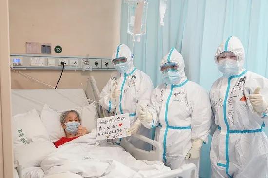 『武汉』咬断输液管,手心藏针头!82岁的“危险”患者,得到133名医护照顾