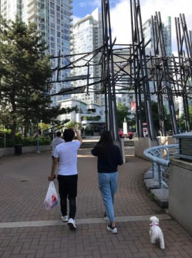 王祖贤|53岁王祖贤携友人逛街，身材圆润岁月催人，乍一看犹如街边老太