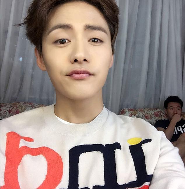 |走进马天宇在北京的家，客厅变成了杂物房，衣服随意扔在沙发上