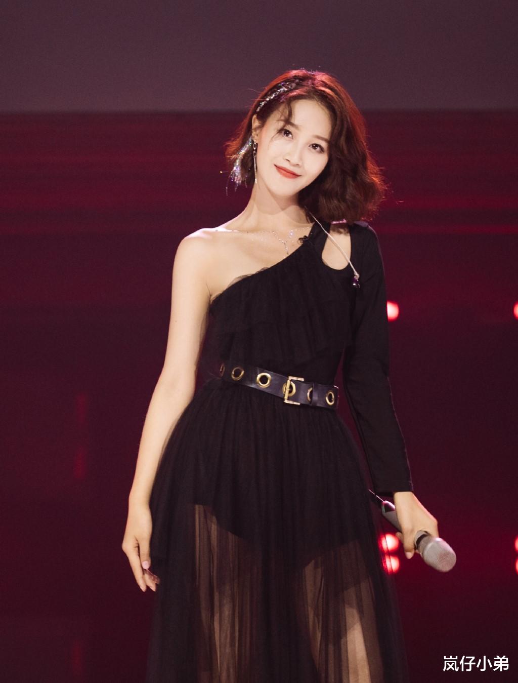 「乘风破浪的姐姐」《乘风破浪的姐姐》主题曲舞台曝光，全员造型抢眼，万茜站C位！