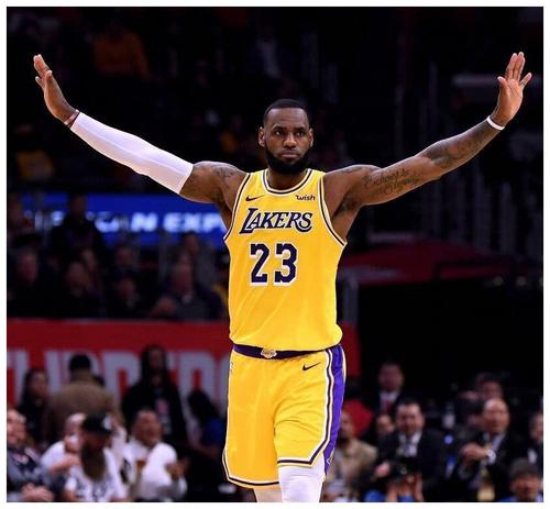 湖人队|最后4秒, 湖人不打了，詹姆斯找到浓眉哥，威少的举动确实不应该