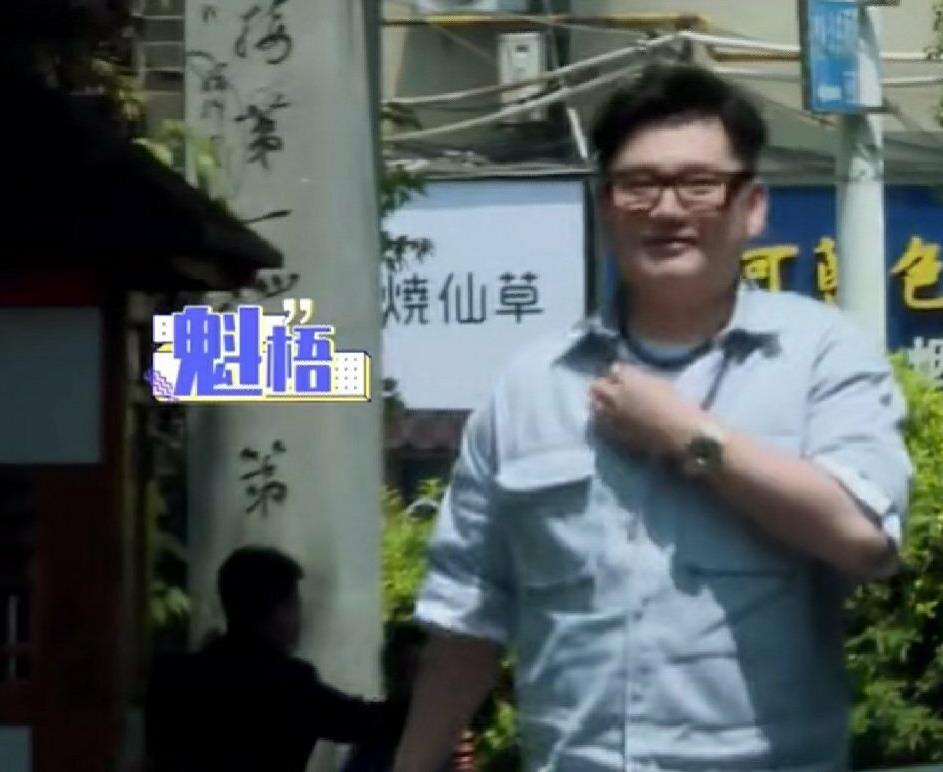 「钱枫」钱枫主持晚会却胖到像开了大头特效，网友：海涛都被他衬托成瘦子了