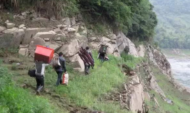 ：背着几十斤渔具翻山越岭过独木桥就为钓它，最后一张图觉得很值得