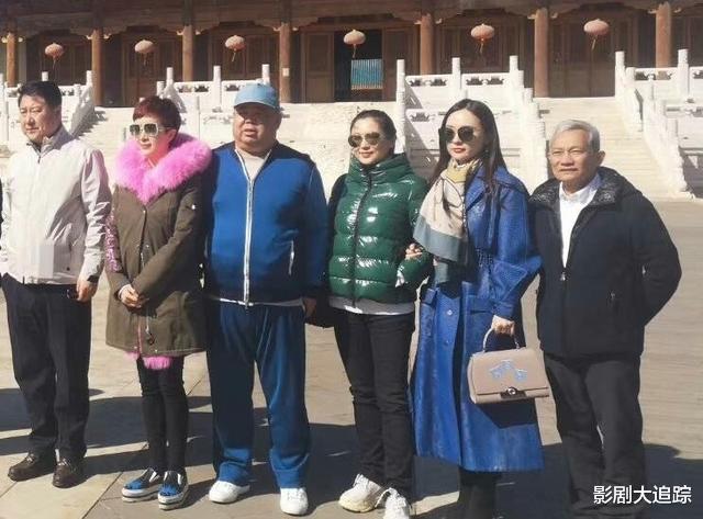 霍思燕@霍思燕“娇妻”人设崩塌，一家四口外出聚餐，室内熟练姿态抽烟！