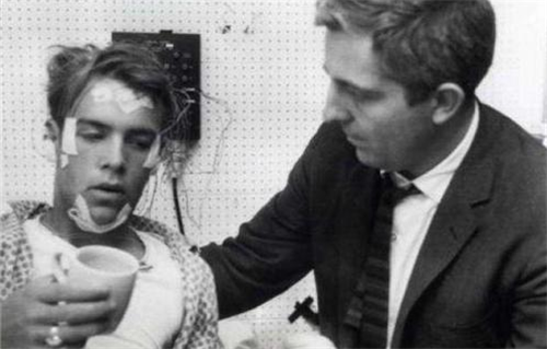 科学家：人能一直不睡觉么？当他坚持264个小时之后，科学家发现不大对劲