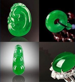 「文玩」一位大姐将自己收藏100条翡翠手镯拿给行家欣赏，行家吓的一咿噔