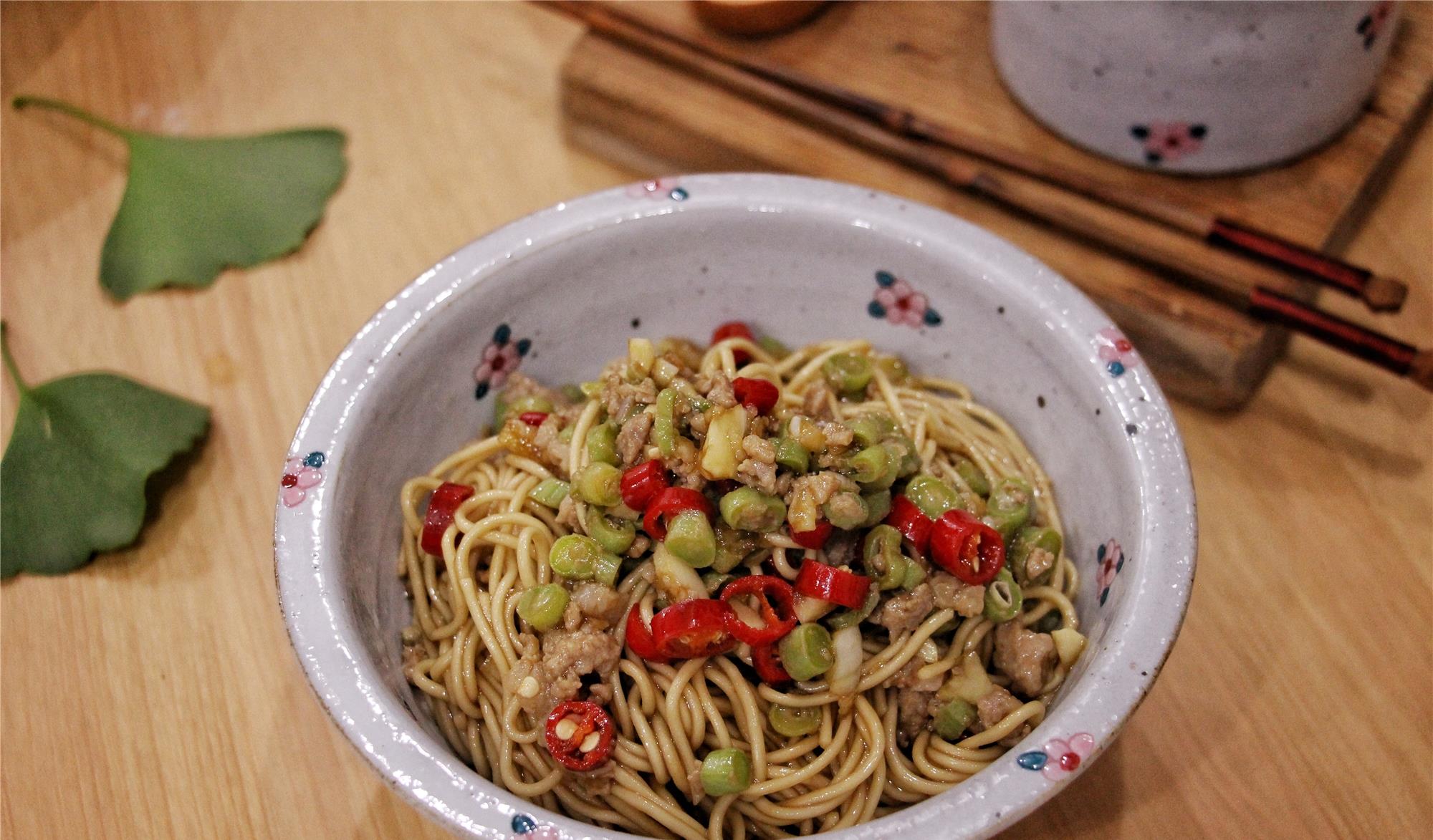 『凉面』天越热越馋这面，比炸酱面清凉、比汤面鲜美，吃完肠胃都舒坦