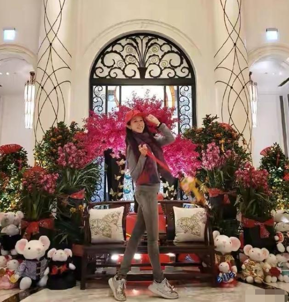 |晒晒莫文蔚德国的家，客厅装得像个大鸟笼，生活跟少女没区别