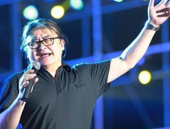 晒晒刘欢如今住的豪宅，餐厅跟会议厅一样大，容纳几十人都没问题