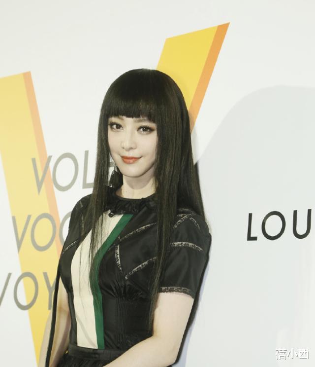 穿衣搭配：范冰冰剪了齐刘海连气质都升华了，穿黑色上衣配半身裙，嫩回19岁