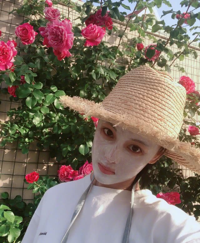 张馨予■张馨予不愧是军嫂！短发造型很帅气，穿粉色西装美腿是\最佳配饰\