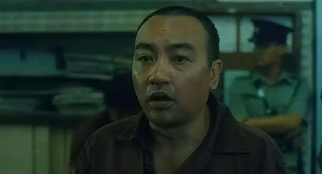 卢海鹏|独坐异国他乡街头的老戏骨：当年有多疯狂，如今就有多凄凉