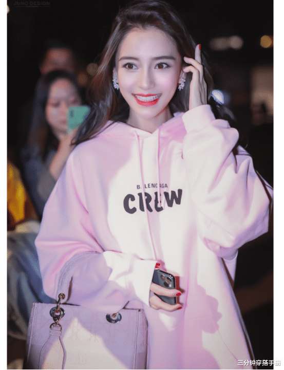 卫衣|杨颖最新私服粉嫩得像18岁少女，卫衣配打底裤，这角度有点显腿短