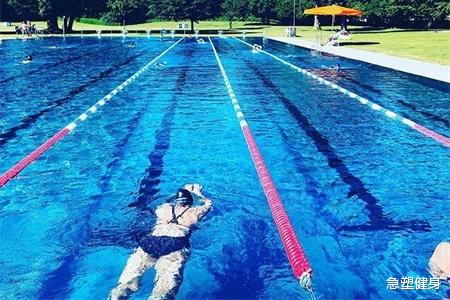 肌肉男：肌肉男每天游泳1000米，连续游了7天，看身材有多大变化