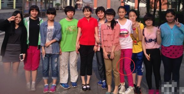 关晓彤▲关晓彤中学是公认的校花?看到她和同学的合照就明白,活该被人喜欢