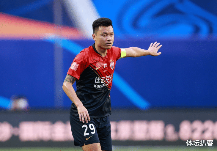 易建联|3-0!中超新军踢疯了:力压恒大鲁能登顶榜首,郜林堪比中超C罗!