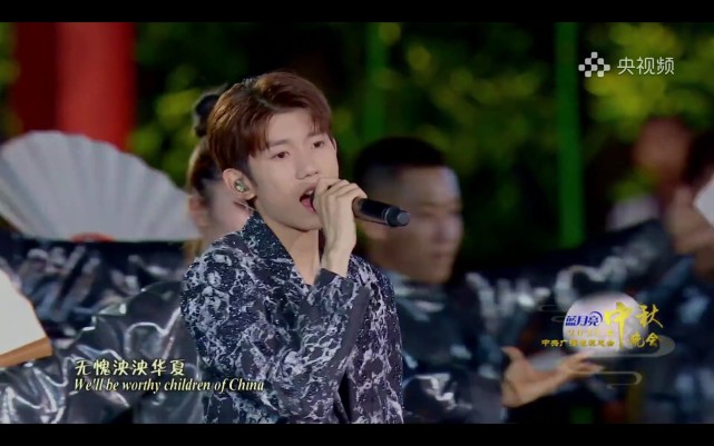 鹿晗|央视中秋晚会:鹿晗关晓彤同场献唱,周深萨顶顶热搜第一!她惊艳全场