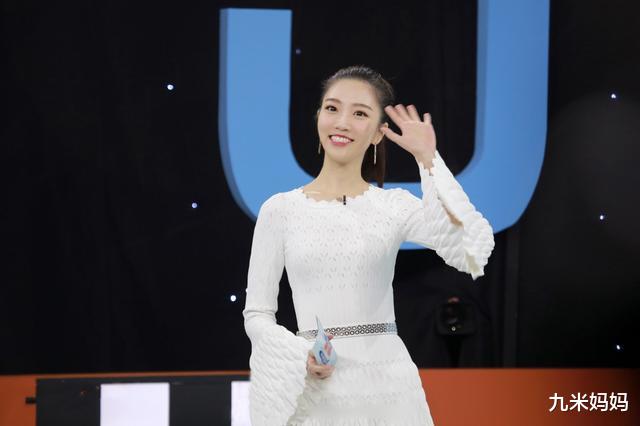 主持人|节目没火，女主持人却火了，有人说她是主持人中脚长得最好看的！