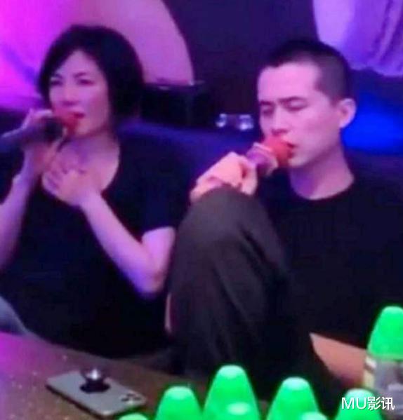 王菲|51岁王菲在草莓音乐节蹦迪，大方与男粉贴脸合影，场面太轰动