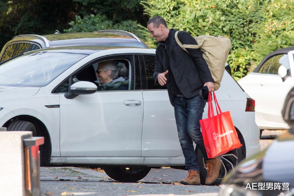 基努·里维斯|56岁基努·里维斯剪寸头啦！回复30岁男神颜值，却害羞地戴上帽子