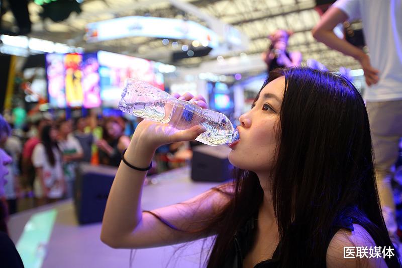 胃酸|胃里老反酸？不妨试试这4个方法，很多人都得到了改善