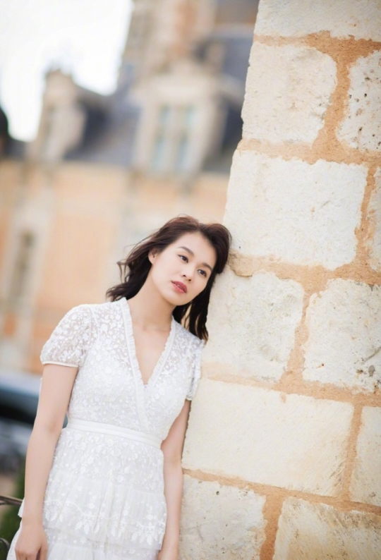 #连衣裙#胡杏儿女神范十足，摩卡波波头搭配白色蕾丝连衣裙，知性优雅