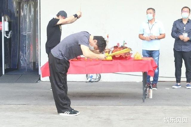 陈奕迅|陈奕迅举办线上演唱会，不仅被网友吐槽唱错歌词，穿衣打扮还像大爷