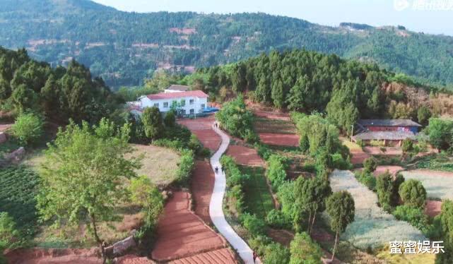 段奥娟|都在18岁出道，林允为父母买房，段奥娟住大山的平房爷爷出镜慈祥