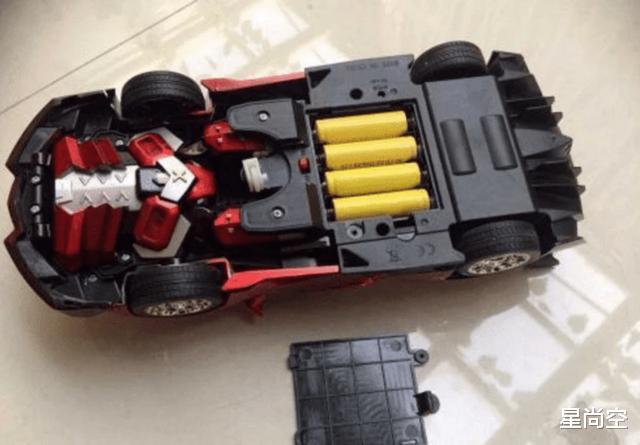 保时捷|女子86万买保时捷，卖家快递发货送4节电池，车商：没说是真车