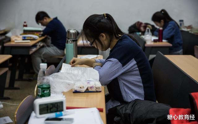 野鸡大学|女儿顺利被“名校”录取，父亲大摆筵席庆祝，班主任：你们糊涂啊