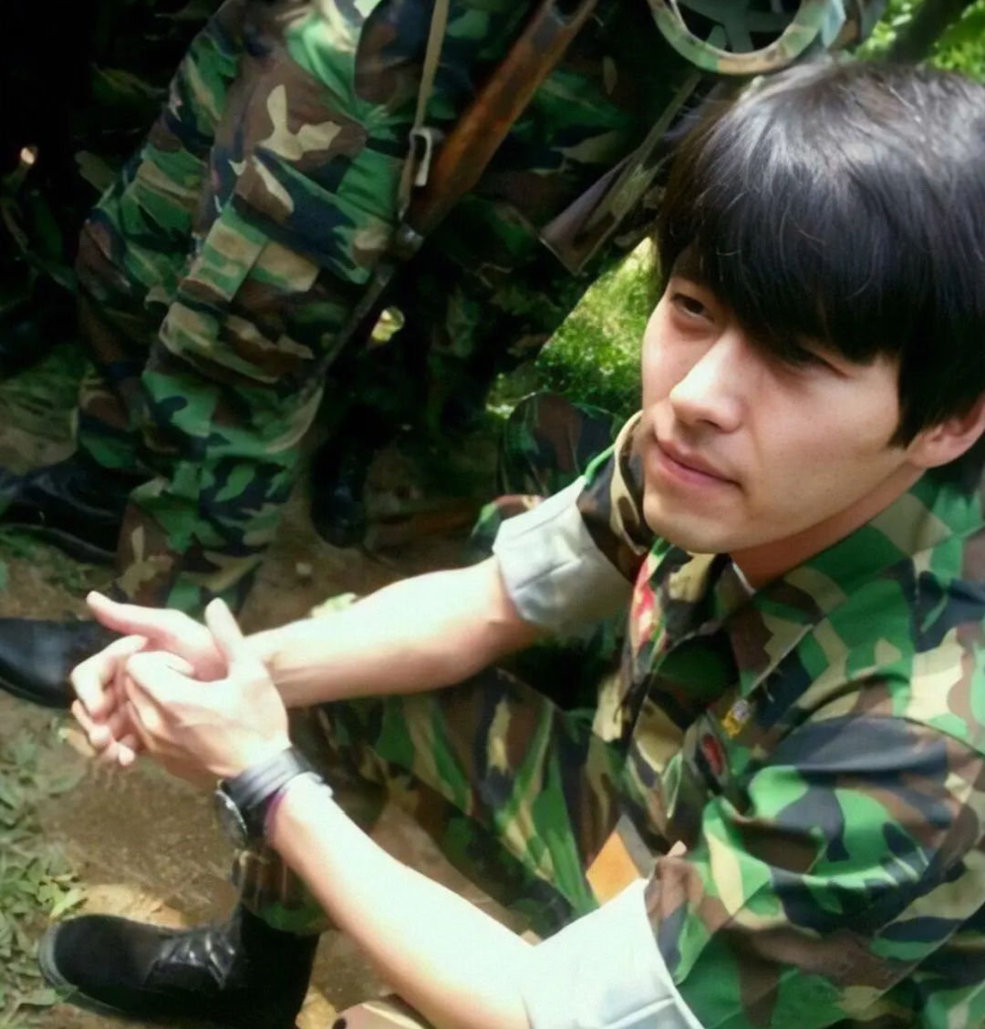 玄彬■入伍加入海军陆战队，9次登上央视，这位男星才是披荆斩棘的哥哥