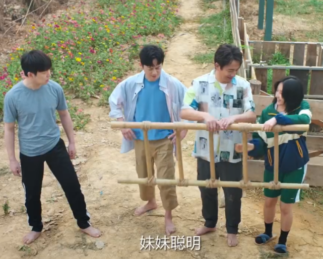 #张子枫#向往的生活:张子枫搬梯子,让彭昱畅摘椰子,看到结果妹妹愣住了
