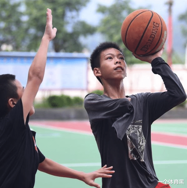 [朱芳雨]独臂少年有多火？库里的礼物、塔克的鞋，都不如朱芳雨的这一句话