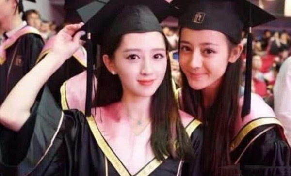 邓超|邓超大学寝室照曝出，室友长着明星脸，小细节看出超哥真的很前卫