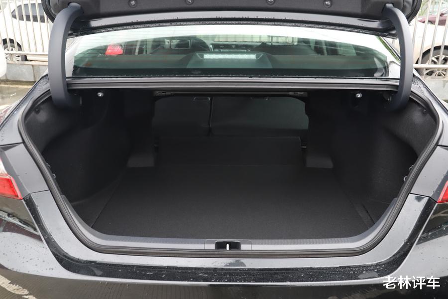 丰田凯美瑞：“开不坏”的B级车，内行人：30万公里无大修，你想换车也坏不了