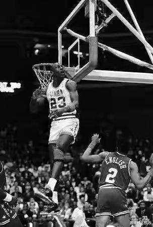 「迈克尔·乔丹」NBA唯一指定飞人！乔丹追帽跳太高，后脑勺直接撞板，下去就冰敷