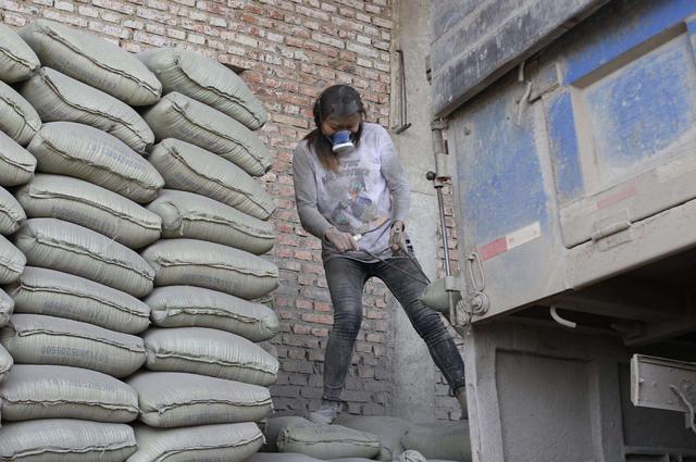 墨语笙歌|通过卖惨走红的“水泥妹”,现实开豪车住洋房,后来过得如何?