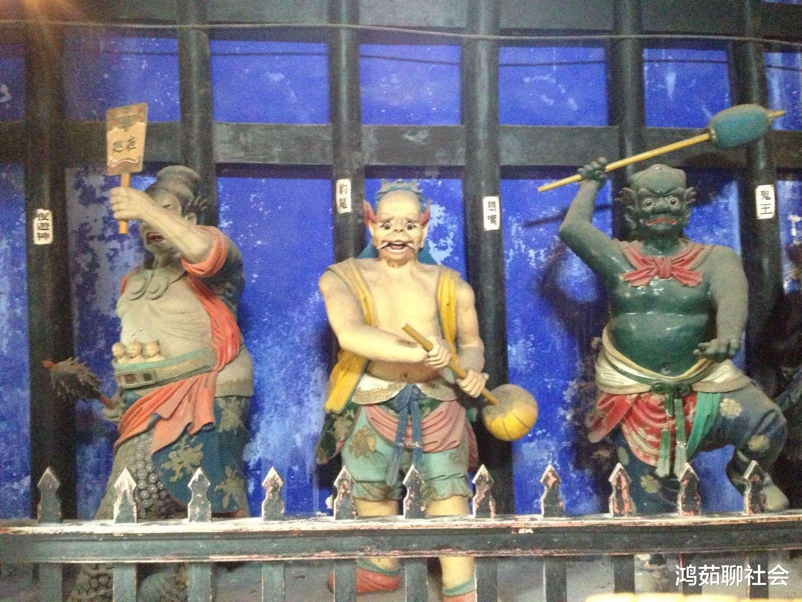 [孤单又灿烂的神]我国浮现一座“鬼城”，白天能看到人山人海，夜里却没有人敢去！