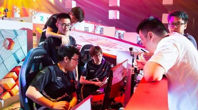 「OMG」不能坏了行规！4AM教练：PGC结束后有人出高价请他我，但我一口回绝