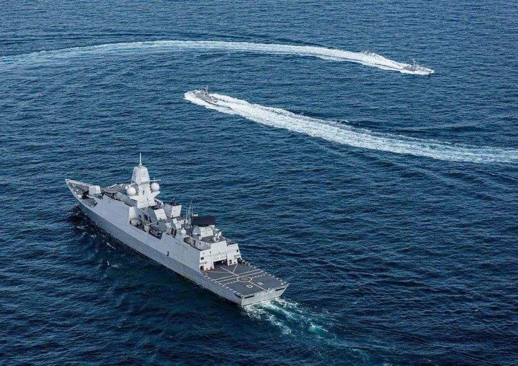 #伊朗#280公里外巨轮被摧毁，伊朗军舰开火了，白宫紧急下令航母反击