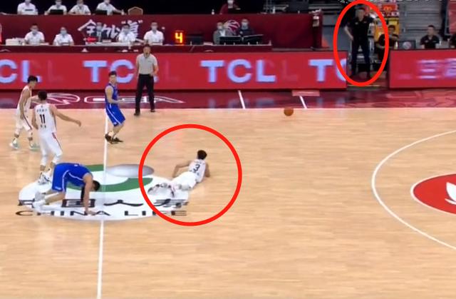 胡明轩■浓浓师徒情！胡明轩冲上去抢断后被绊倒在地，杜锋担心地站了起来