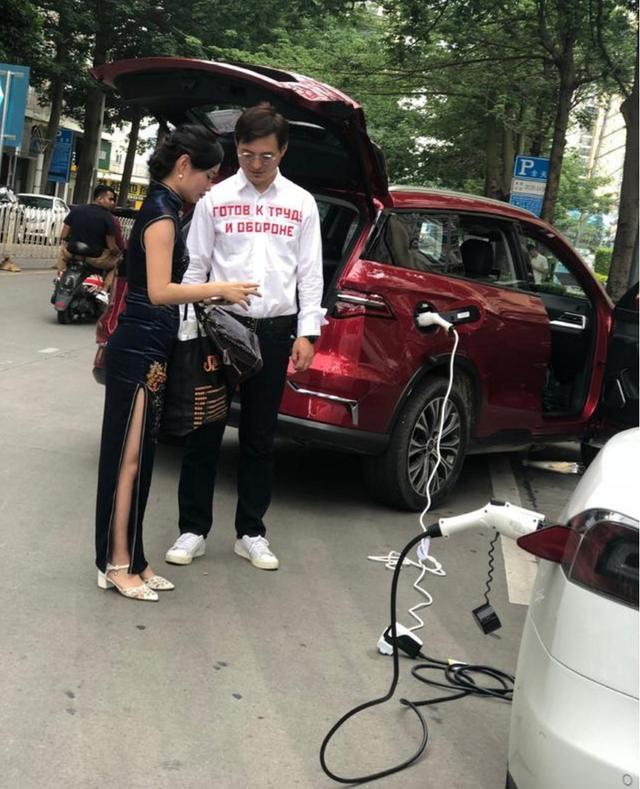 #特斯拉#因特斯拉没电，女子身穿旗袍在路边哭泣？BYD车主上演英雄救美！
