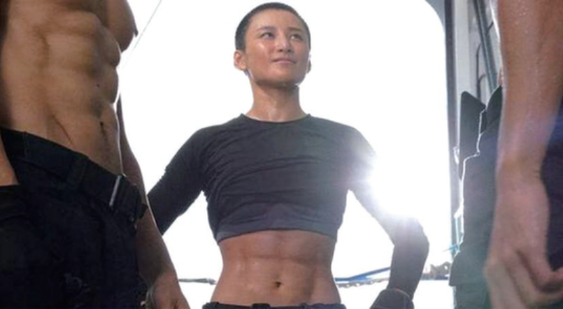 『红海行动』《红海行动》中“寸头女兵”不好看？看到她的长发照片后，美到不敢认！