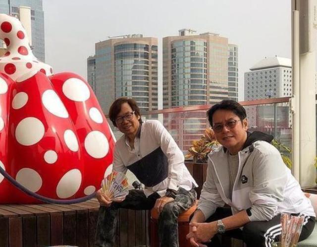 |走进70岁谭咏麟香港的家，装修跟普通人家一样，出门还骑自行车