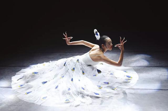 杨丽萍|62岁杨丽萍大变样！如今剪了指甲拄拐杖出行，生活全靠男助理伺候