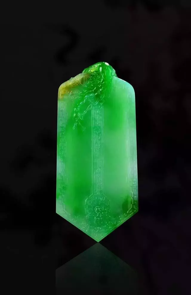 「翡翠」一块极品黄夹绿翡翠的创作过程，光看原料就让人心乱神迷！