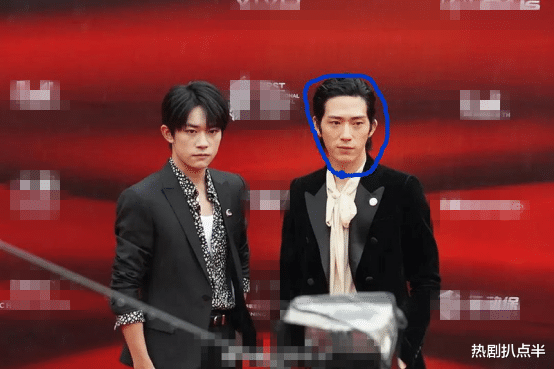 易烊千玺|易烊千玺红毯生图太虐人，笑容慈祥发腮严重，还被质疑垫增高垫