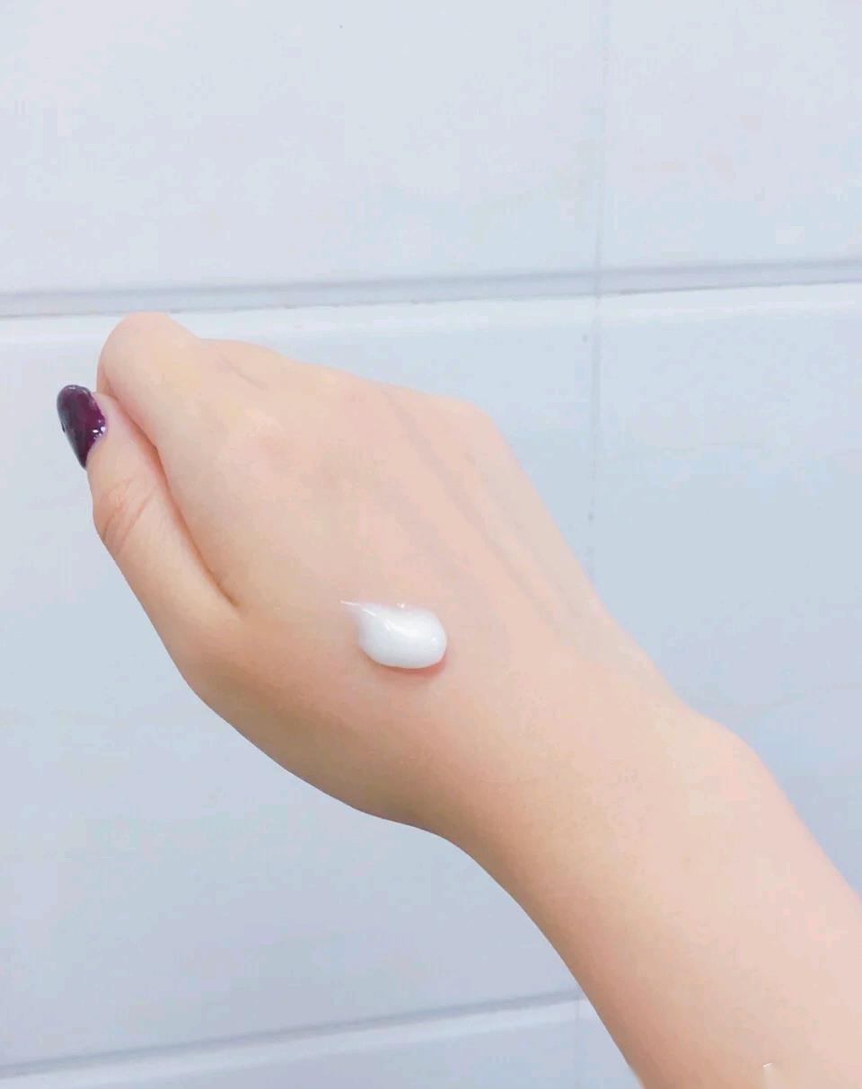 洗面奶▲热门洗面奶红黑榜，前两款温和不踩雷，后两款拔干还伤肤